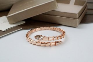 綺麗な ブルガリ セルペンティ ブレスレット 本物 18Kゴールド争奪戦 Buo96531 綺麗な ブルガリ セルペンティ ブレスレット 本物 18Kゴールド争奪戦 Buo96531