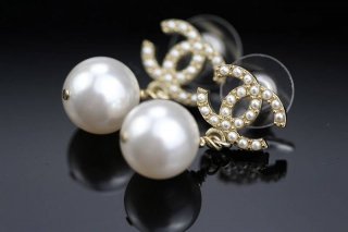 日本未入荷シャネル 本物 CCロゴ レジン & ストラス ピアス shx25580