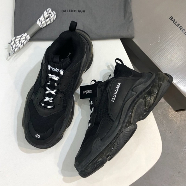 可愛い 新入荷【バレンシアガ スニーカー 本物】 TRIPLE S ダッドスニーカー バニラ トリプルs ban70903