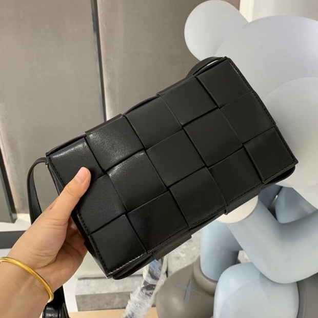 日本未入荷ボッテガヴェネタ カセット 本物 クロスボディバッグ bol90713