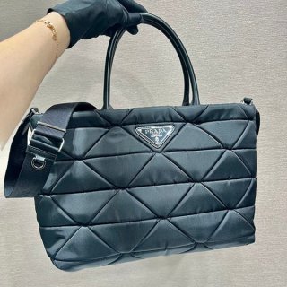 おすすめプラダ トライアングルロゴ Re Nylon パデッド トートバッグ 本物 pub95443