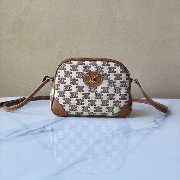 国内完売☆セリーヌ ショルダーバッグ 本物 カメラバッグ トリオンフの刺繍 194332CS819BR