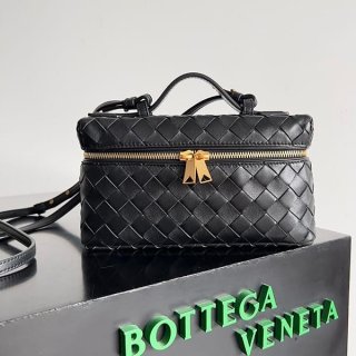 確保済みボッテガ ヴェネタ ストラップ付き バニティーケース カーフ 本物 bof47171