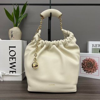 セレブ多数愛用ロエベ 本物 スクイーズバッグ スモール 2サイズ loi51342