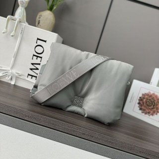 人気急上昇 ロエベ パファー ゴヤバッグ 本物 (ナイロン) lop63401