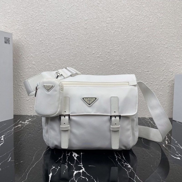 送料込 プラダ★セール！軽量ナイロンショルダーバック本物 1BD953