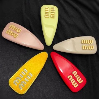 セレブ多数愛用 ミュウミュウ パテントレザー ヘアクリップ 本物 myb21195