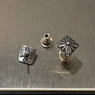ギフトに最適クロムハーツ ピラミッド スタッド ピアス 本物 シルバー Kuk28590