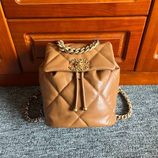 【必需品はしっかり入る】シャネル 本物 19 バックパック リュック sha50514