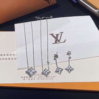 ルイヴィトン 本物 パンダンティフ スター ブロッサム BB vut24867