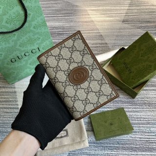 注目度抜群！グッチ GGスプリーム カードケース 本物 guo47695