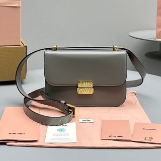 セール新作ミュウミュウ レザー ショルダーバッグ 本物 myk05986