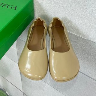 目を惹くカラー ボッテガ ヴェネタ 本物 アトミック レザー バレリーナ フラットシューズ boo77576