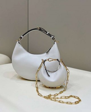 高品質フェンディ グラフィー 本物 レザーチャーム fec07230