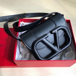 《大人気》ヴァレンティノ ショルダーバッグ 本物 Vロゴ SUPERVEE レザー クロスボディバッグ Vuf83363