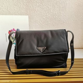 送料込プラダ リナイロン ラージパデッド ショルダーバッグ 本物 2サイズ 1BD256_RDLN