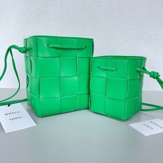 超話題!ボッテガヴェネタ 本物 カセット ショルダーバッグ グリーン 680218VCQC43722