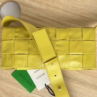 完売人気☆テガ ヴェネタ カセット クロスボディ バッグ 本物 bow79011