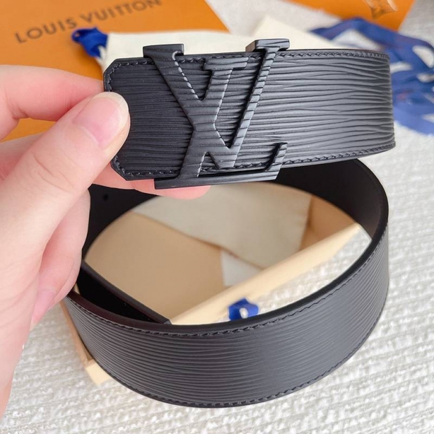 人気急上昇ルイヴィトン 本物 サンチュールLVイニシャル 40MM ベルト vud02320