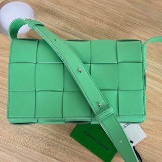お洒落にボッテガ ヴェネタ カセット クロスボディ 本物バッグ boi59543