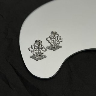 ロエベ シングル アナグラム ピアス 本物 loz66717