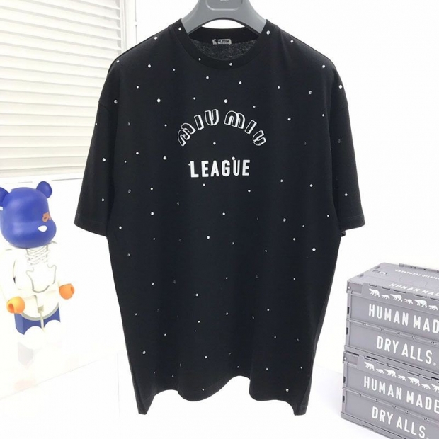 定番ミュウミュウ 本物 Leagueロゴ入りのアイコニックなTシャツ myl95744
