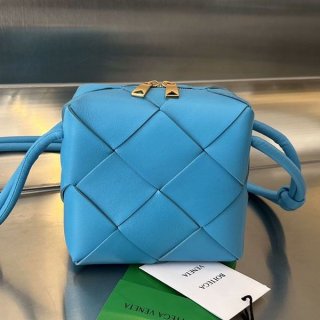 人気急上昇 ボッテガヴェネタ ミニ カセット 本物 カメラバッグ boc68215