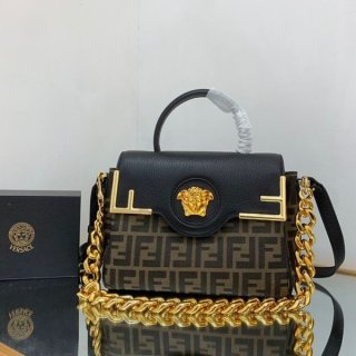 フェンディ ヴェルサーチェ フェンダーチェ コラボ バッグ 本物 feu51761