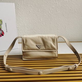 人気急上昇プラダ 本物☆パッド入りフラップバッグ Re-Nylon ジッパーポケット pui44266