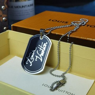 日本未入荷ルイヴィトン ペンダントシグネチャーLV 本物 ネックレス M00321