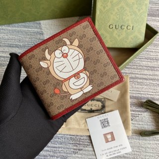 大人気コラボ商品 グッチ ドラえもん 本物 二つ折り財布 牛柄 6544982T3AG 9795