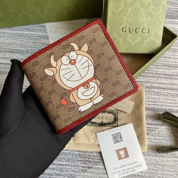 大人気コラボ商品 グッチ ドラえもん 本物 二つ折り財布 牛柄 6544982T3AG 9795