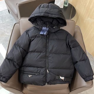 争奪戦プラダ 定番フード付きショートダウンジャケット 本物 puu02996