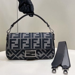 使い勝手の良さ フェンディ ショルダーバッグ 本物 fek26300