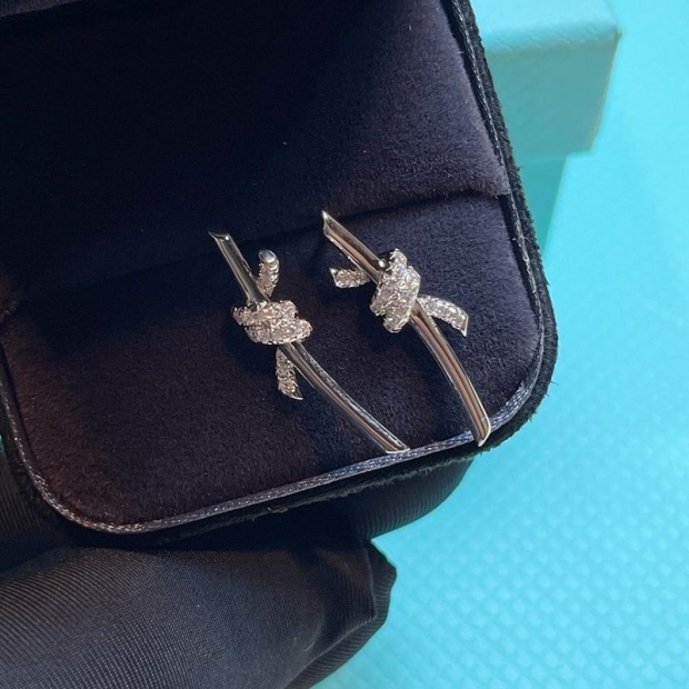 超話題!ティファニー Knot ピアス 18K ダイヤモンド 本物 Tim06397