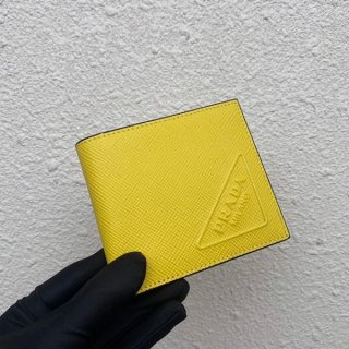 プラダ ササフィアーノエンボスレザー 財布 本物 イエロー pul91833