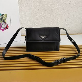 完売必至プラダ パッド入りフラップバッグ 本物 Re-Nylon ジッパーポケット puk84432