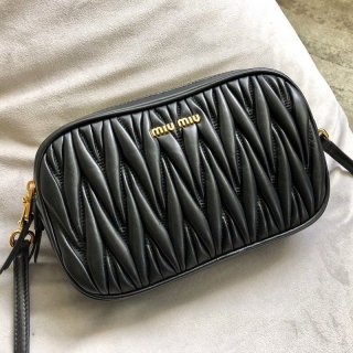定番ミュウミュウ マトラッセ 本物 レザー クロスボディバッグ myu04782