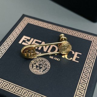 争奪戦 フェンディ×ヴェルサーチェ フェンダーチェ ゴールドカラー ピアス 本物 feh20310