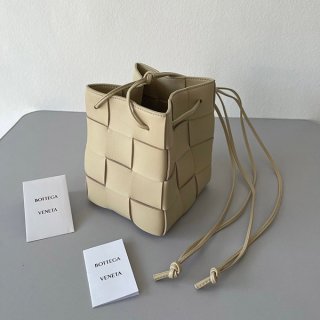 春夏新作ボッテガヴェネタ カセット 本物 ショルダーバッグ ポリッジ 680218VCQC49776