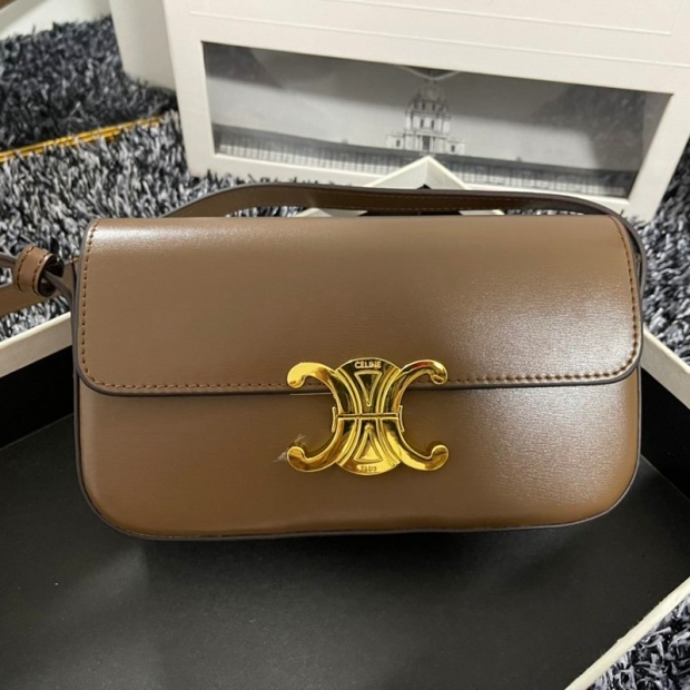 日本未入荷【セリーヌ ショルダーバッグ 本物】トリオンフ ショルダーバッグ 茶色 Ces06930