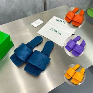春夏新作★ボッテガ ヴェネタ★ラバー リド フラットサンダル 本物 キルティング boa25589