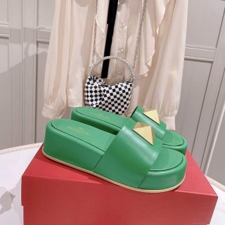 定番 2022春と夏の新しいヴァレンティノ リベット 厚底サンダル 本物 Vux07992