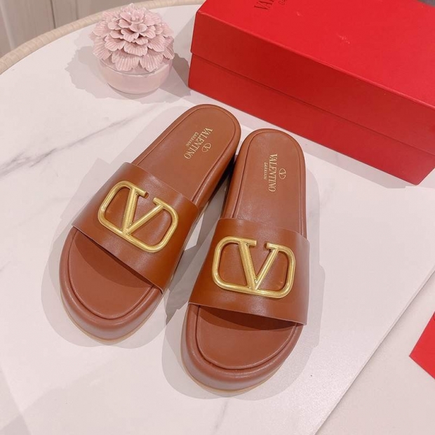 定番 履き心地の良い ヴァレンティノ リベット 厚底サンダル 本物 Vui97176