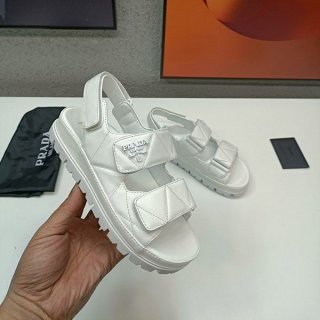 春夏新作プラダ パデッドナッパレザー サンダル 本物 1X721M_038_F0009_F_020