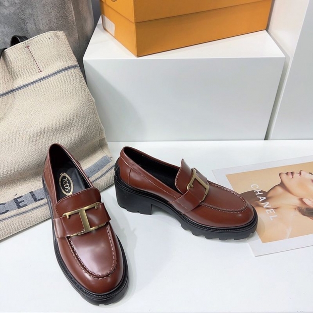 《大人気》関税送料込 TODS レザー Tタイムレスメタル ローファー 本物 tob87668