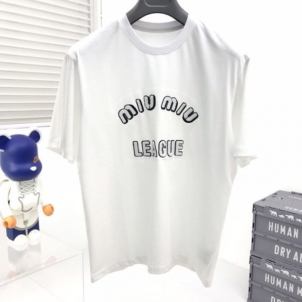 超話題!ミュウミュウ 本物 Leagueロゴ入りのアイコニックなTシャツ myu24874