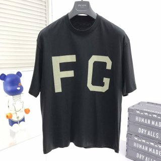 最安値挑戦Fear of God【エッセンシャルズ 本物】キッズ半袖ロゴ入りＴシャツ fet31105
