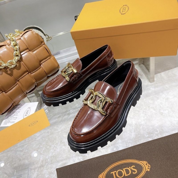 大人気！TODS 本物 レディース ローファー レザー ロゴ入りメタル toh92885