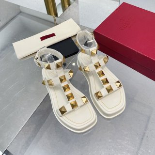 入手困難 ヴァレンティノ フラットフォーム ローマンスタッズ サンダル 本物 40MM Vuk86118
